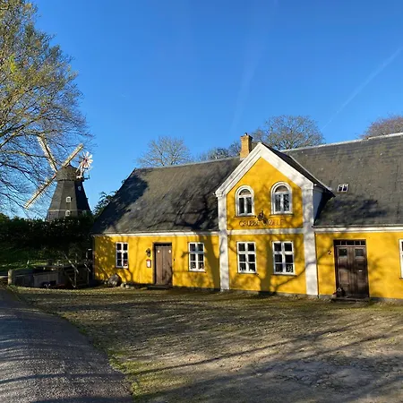 Grubbe Molle, Med Eget Kokken Og Bad