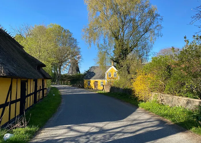 Grubbe Molle, Med Eget Kokken Og Bad Couette-café Fåborg